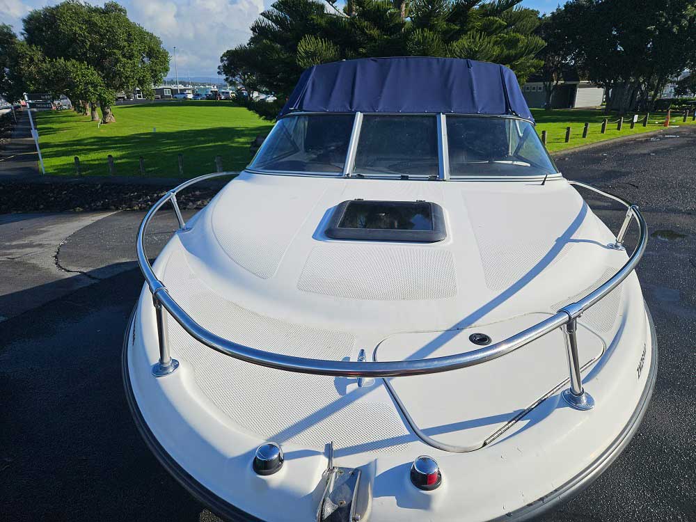 bayliner 2152-family-cabin