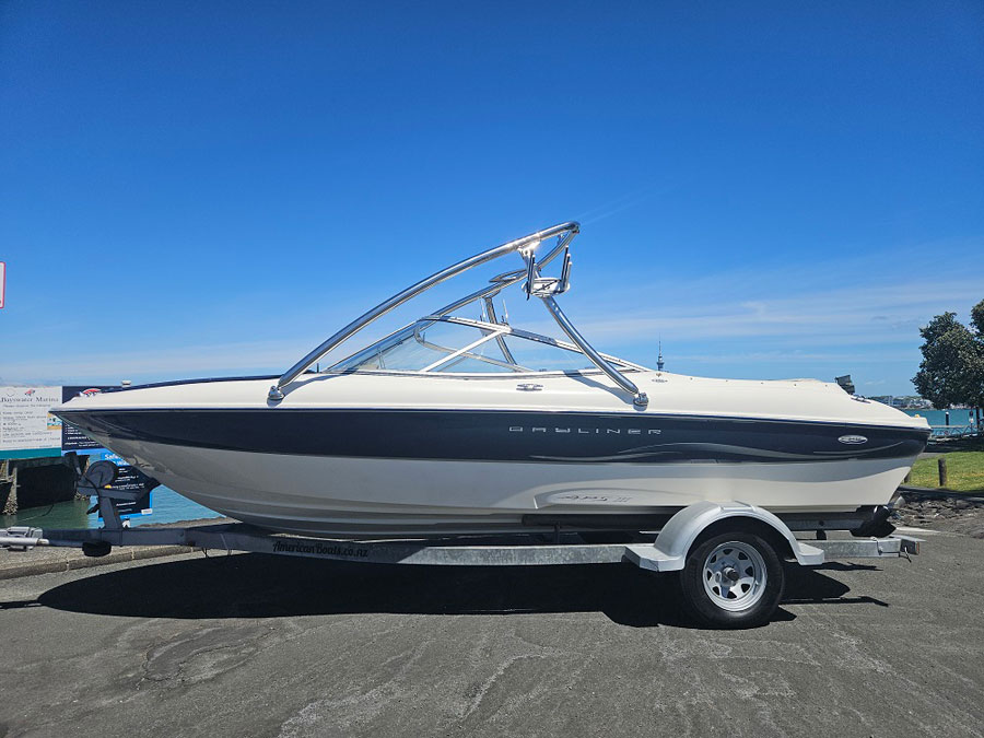 Wakeboard Tower With 8 Seater Bowrider Bayliner