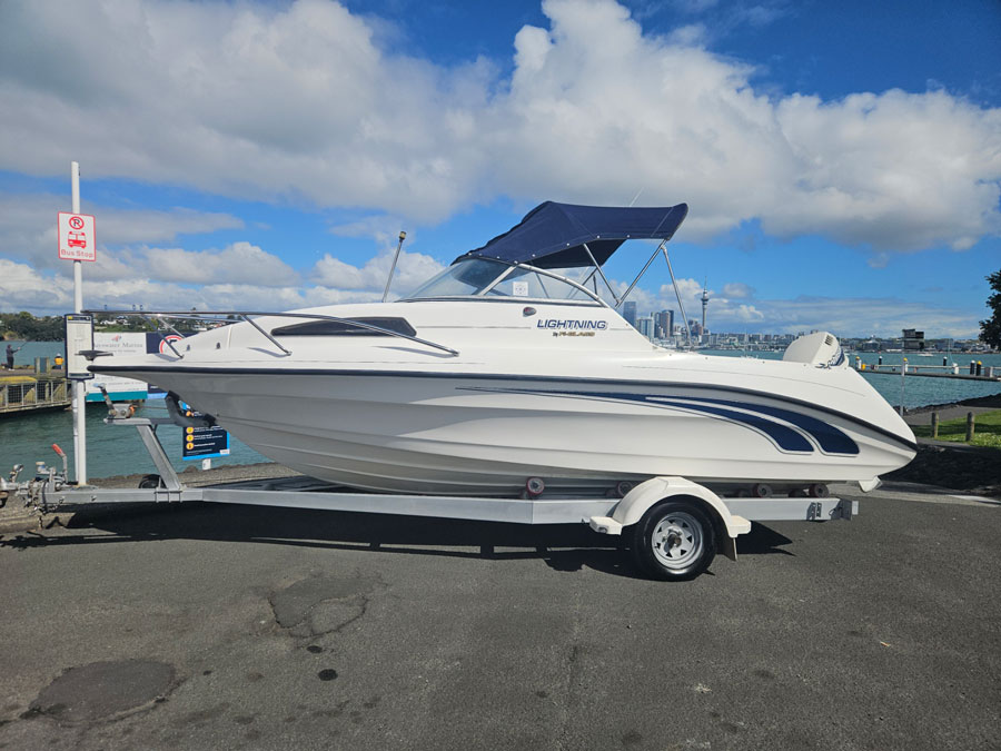 fi glass-lightning-560-cabin-boat