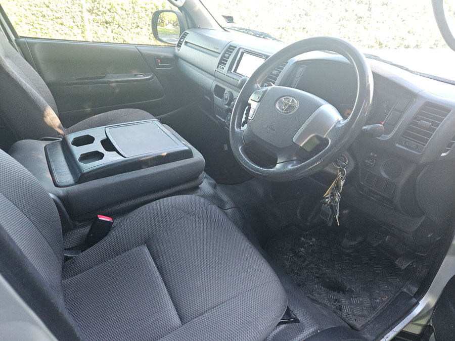 11 toyota-hiace-front-seats