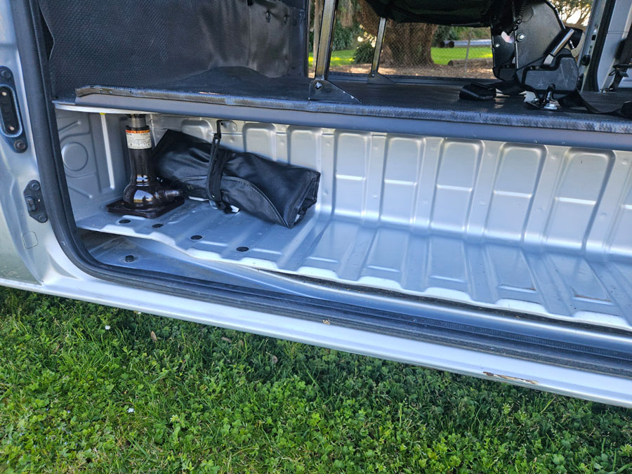 13 toyota-hiace-step